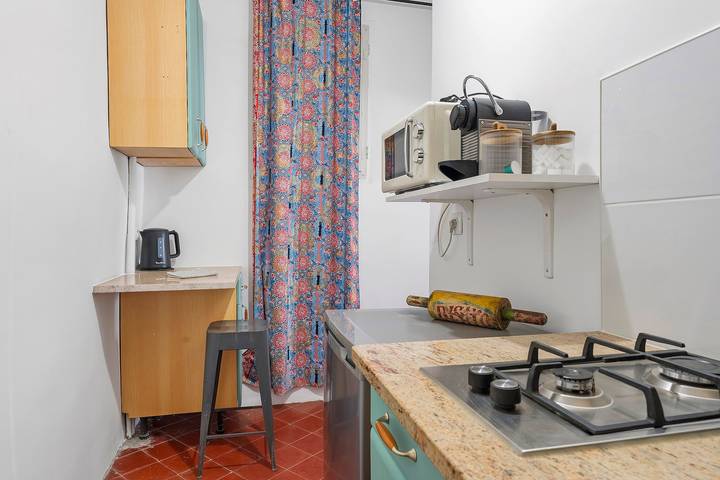 Hel lägenhet, Fully equipped apartment with shared terrace, bike storage, and Wi-Fi in Beaucaire, Nimes region