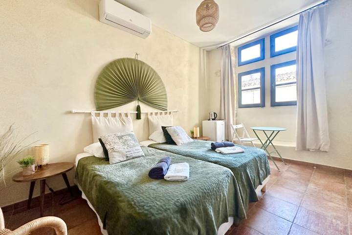 Maison Cosy Lodge, 15 p, clim, wifi, cour, garage in Montfrin, Région de Nîmes