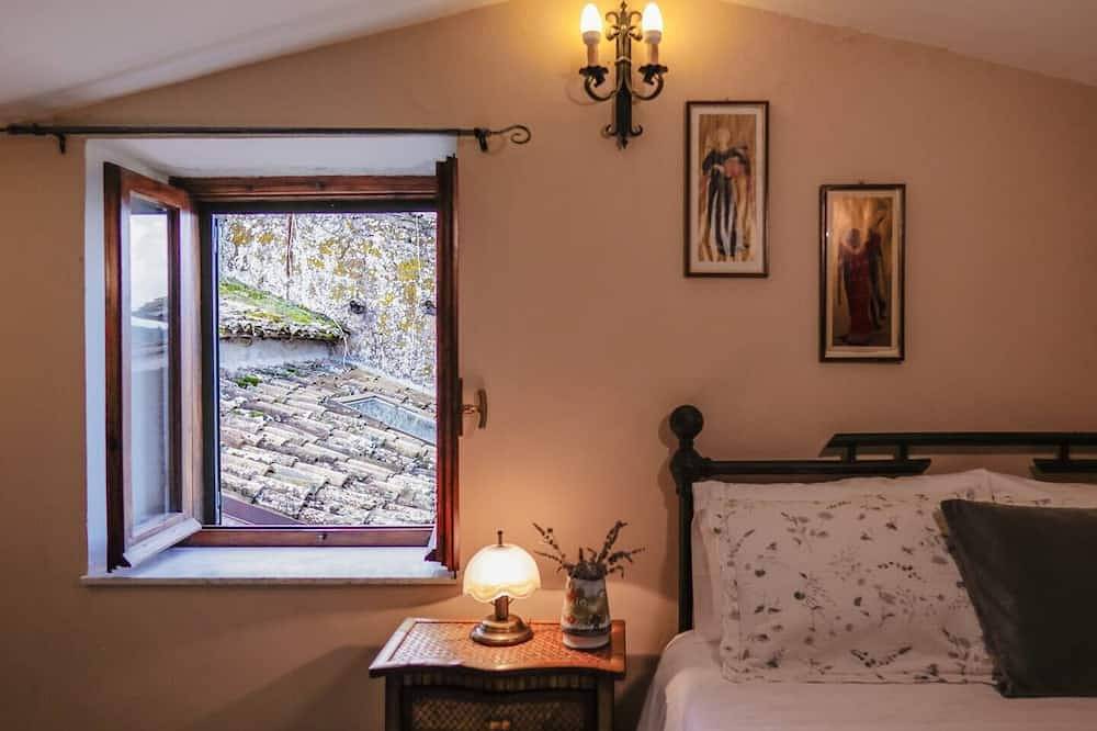 Idyllic historic family home with private garden. Free shuttle to Civita. in Civita, Lubriano