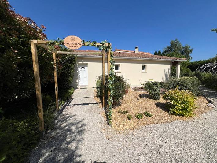 Gîte pour 4 personnes, avec Terrasse ainsi que Jardin et Vue à Montembœuf