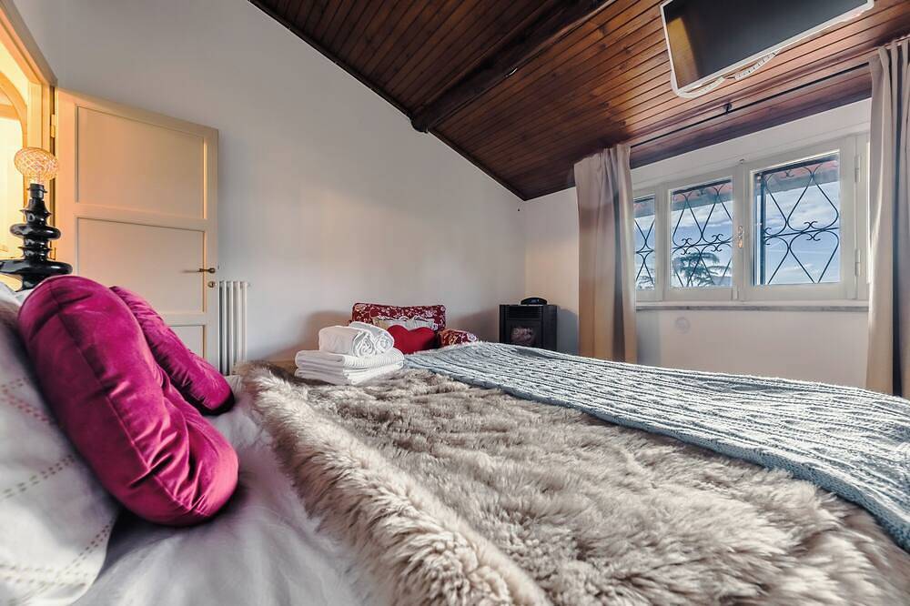 Entire apartment, The Magic Little Castle - Where Memories Come Alive in Grottaferrata, Parco Regionale dei Castelli Romani