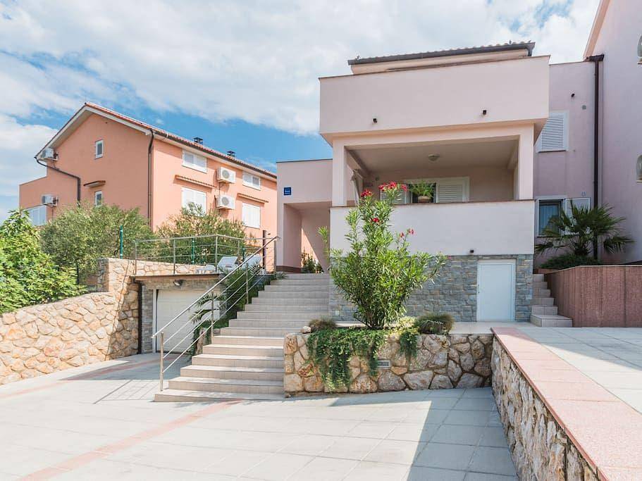 Ganze Ferienwohnung, Große Wohnung in Klimno mit Garten, Grill und Terrasse in Klimno, Krk