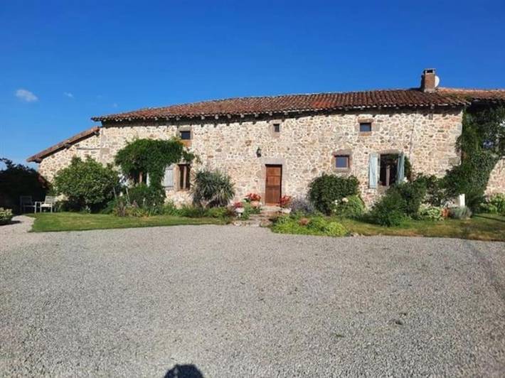 Location de vacances pour 12 personnes, avec Terrasse et Jardin ainsi que Piscine et Vue à Chassenon