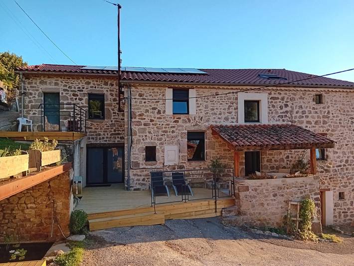 Gîte pour 9 personnes, avec jardin ainsi que terrasse et jacuzzi à Saint-Julien-Molin-Molette