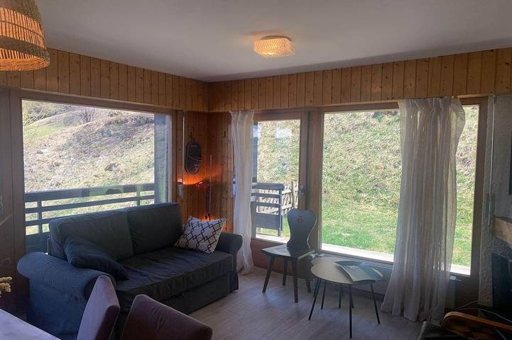 Vacation rental for 6 people, with balcony and pool as well as yard in Swiss Alps