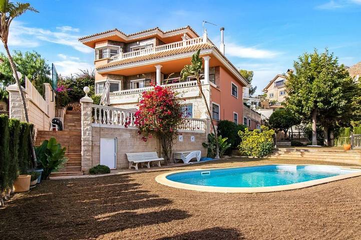 Villa for 12 people, with balcony and garden in Benalmádena