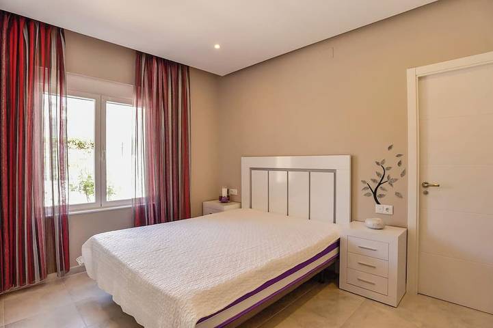 Spacious 5-Bedroom Villa with Private Pool, 300 meters from the Beach in Playa Cala Bosque (Orihuela), Cabo Roig