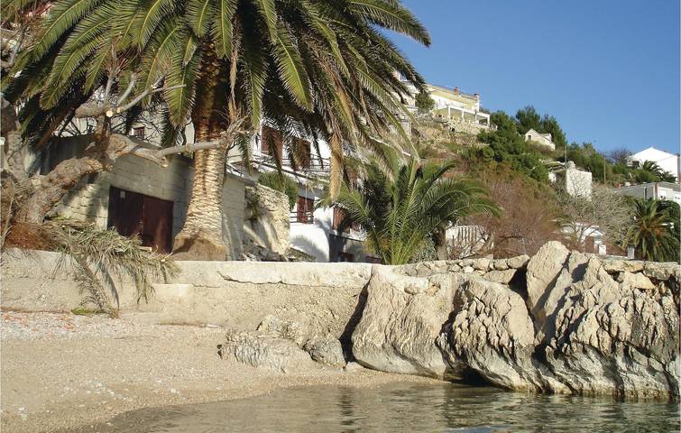 Ganze Ferienwohnung, Gemütliche Ferienwohnung mit Terrasse, Parkplatz und 2 km Entfernung zum Strand in Stanici, Omis-Riviera