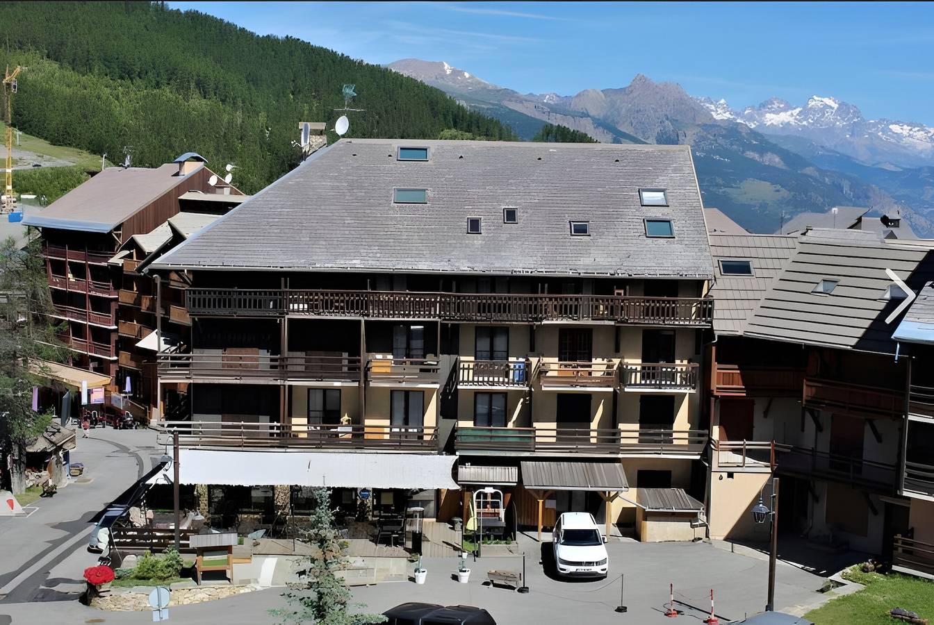 Entire apartment, Apartment for 6 to 8 Guests in Risoul with Balcony and Wi-Fi in Station de Risoul, Risoul
