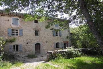 Gîte pour 10 personnes, avec terrasse et jardin à Peyroules