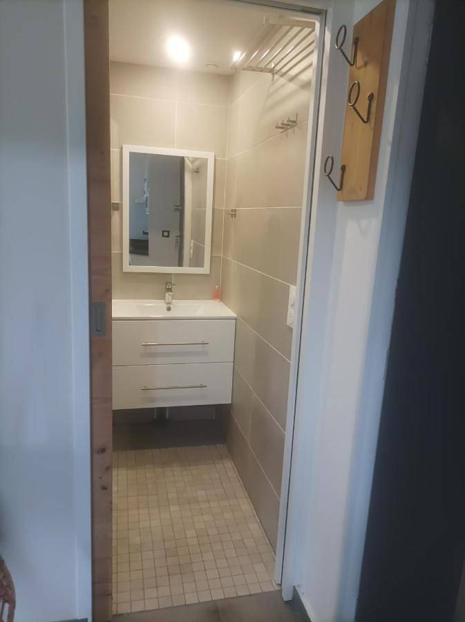 Gîte pour 2 personnes, avec jardin ainsi que terrasse et vue dans Curienne - 2