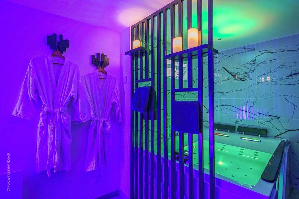 Apartamento entero, Love Room 91 with Xxl Private Jacuzzi - 30 min from Paris - 18 min from Orly airport in Longjumeau, Essonne