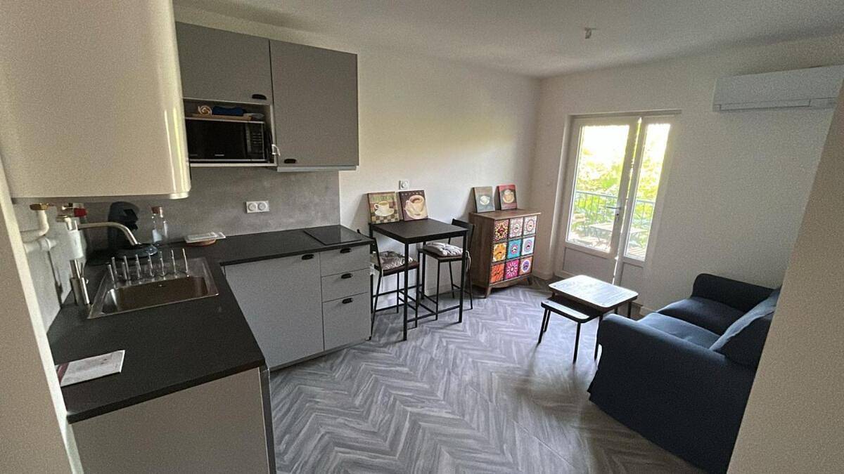 Appartement entier, Appartement en cœur de village au pied du château avec 2 balcons in Alba-la-Romaine, Privas (arrondissement)