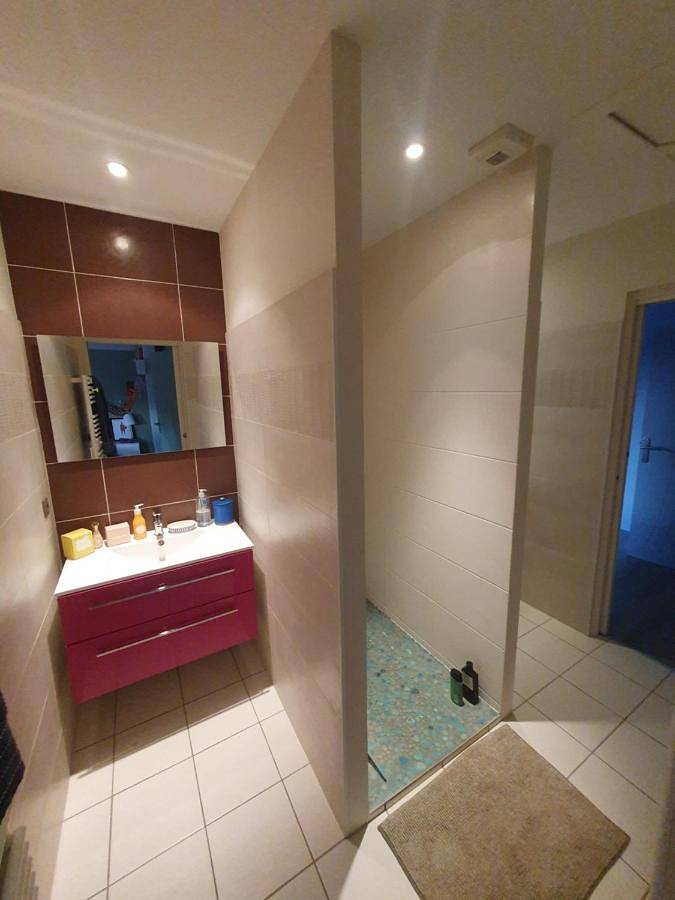 Chambre d’hôte pour 6 personnes, avec jardin et vue ainsi que piscine et terrasse dans la Loire - 4