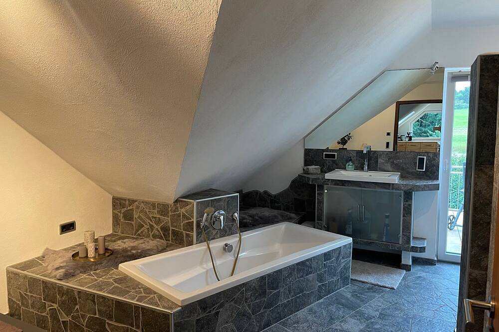 Ganze Wohnung, Ferienwohnung Waldesrand in Frankenberg (Eder), Waldecker Land
