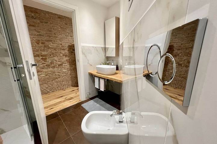 Ganze Wohnung, Guesthost - Roomy apartment of 50 sqm located on the ground floor (steps to access), can accommodate up to 4 people.The accommodation is located near the city center of Mantua, in just 15 minutes walk you can reach all the main attractions and the area i in Mantua, Mantua Provinz