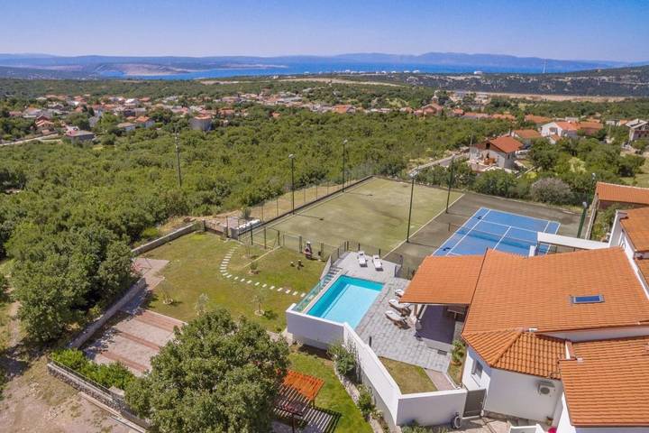 Ferienhaus für 8 Personen, mit Balkon und Whirlpool sowie Terrasse und Garten