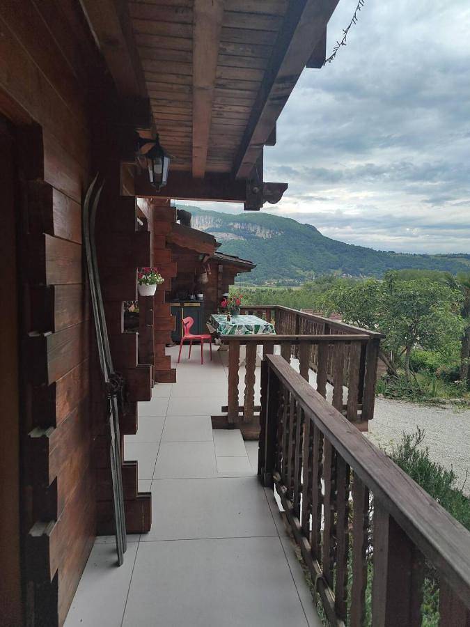 Gîte pour 2 personnes, avec jardin et piscine ainsi que terrasse et vue, animaux acceptés dans Murs-et-Gélignieux - 2