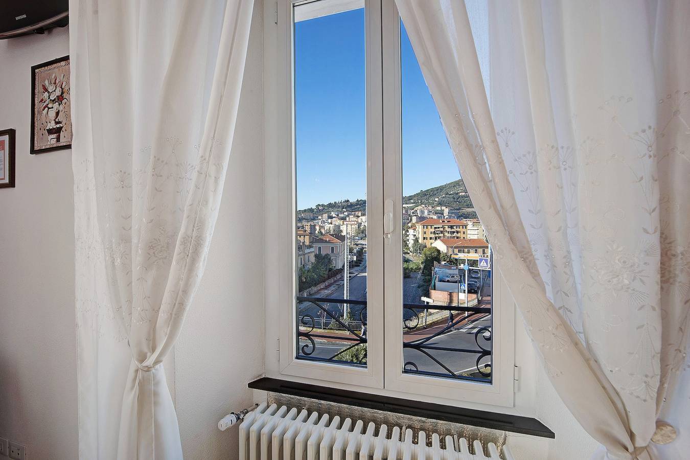 Ganze Wohnung, Sonnige Ferienwohnung am Meer an der neuen Fahrradstrecke in Oneglia, Imperia