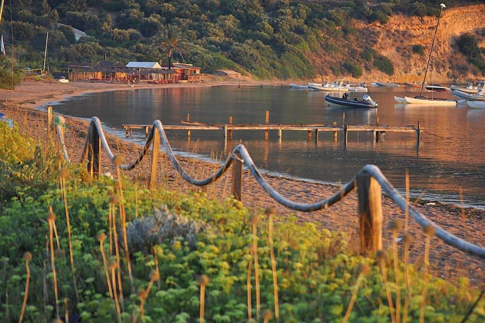 Entire apartment, Pretty shed feet in the water with large private garden in Maora, Bonifacio