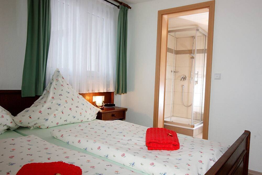 Ganze Wohnung, Dreibettzimmer mit Dusche/Wc, 20qm in Titisee (Titisee-Neustadt), Titisee-Neustadt