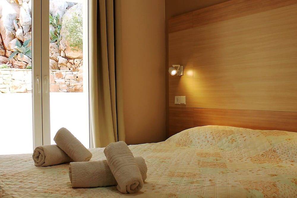 Close to the beach, spacious two-bedroom apartment with breakfast in Kassiopi, Corfu