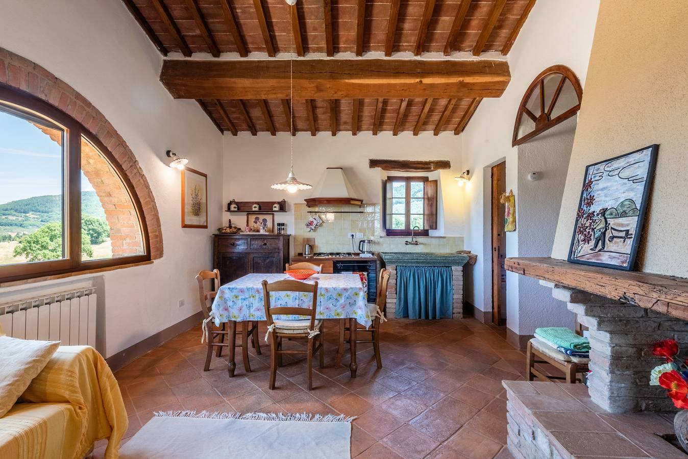 Entire apartment, Apartment 'Casa Rurale Panoramica' with Mountain View, Shared Pool and Wi-Fi in Radicondoli, Siena Province