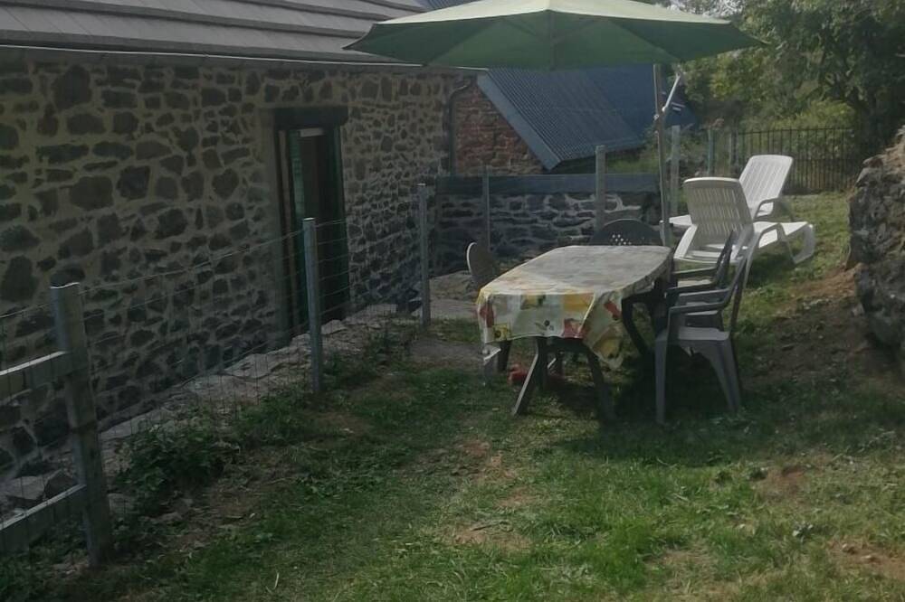 Gite sleeps 5, accessible from the side of the house. Free Wifi in Marcenat, Regionaler Naturpark Volcans d'Auvergne