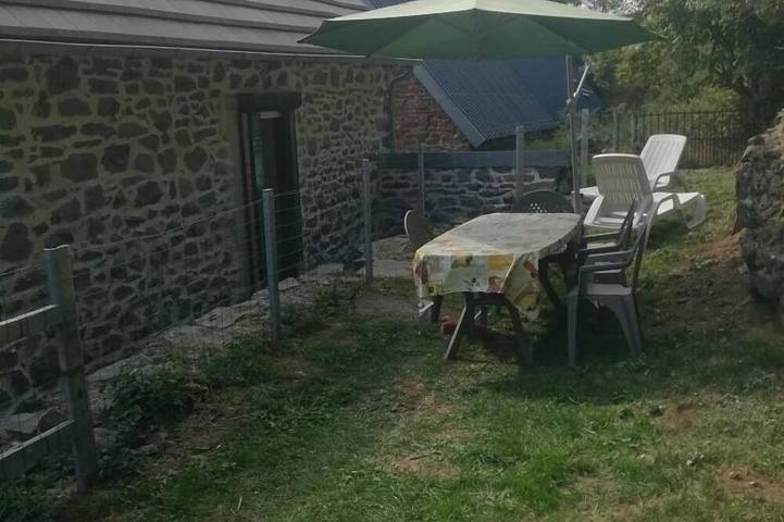 Gite sleeps 5, accessible from the side of the house. Free Wifi in Marcenat, Regionaler Naturpark Volcans d'Auvergne