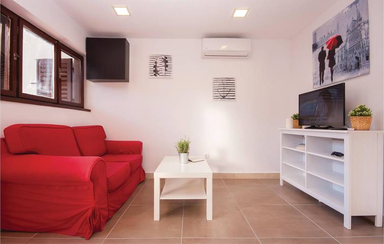Entire holiday apartment, Cozy Apartment with Terrace, Wi-Fi & Parking, 1.5km to Beach in Jadrija, Šibenik-Knin
