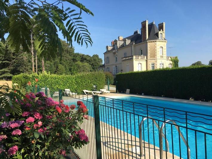 Gîte pour 6 personnes, avec vue ainsi que jardin et piscine à Jarzé