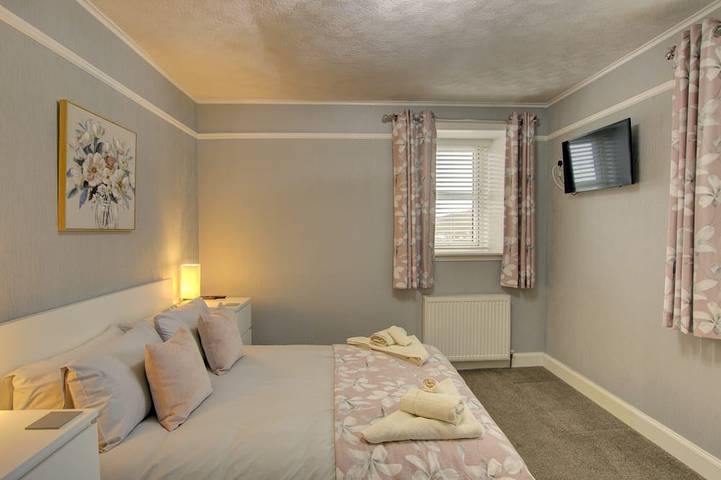 Beautifully furnished 3-bedroom town house on the North Coast 500 route in Wick, Highlands