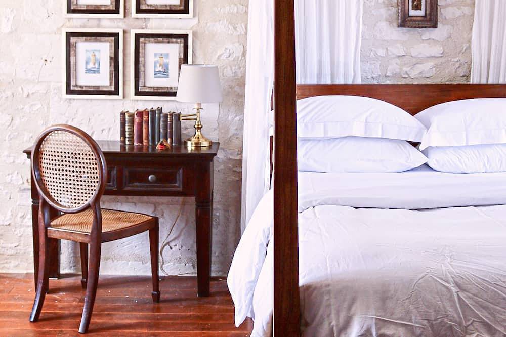 Loire Valley 17th century gatehouse near Chinon in Assay, Regionaler Naturpark Loire-Anjou-Touraine