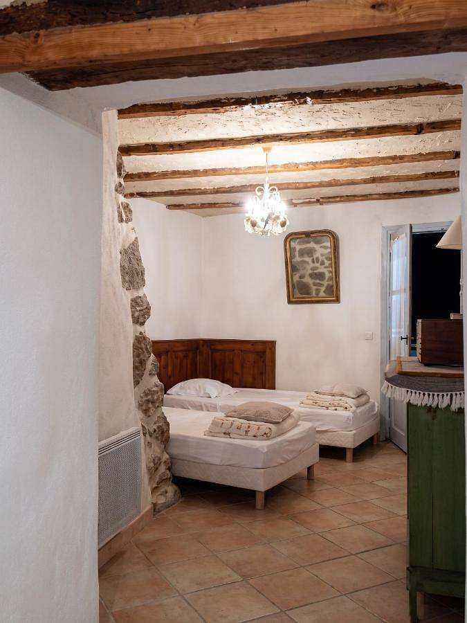 Location de vacances pour 8 personnes, avec Terrasse ainsi que Jardin et Piscine à Saint-Julien-de-la-Nef - 2