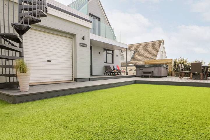 Holiday rental for 8 people, with garden and hot tub in Mawgan Porth