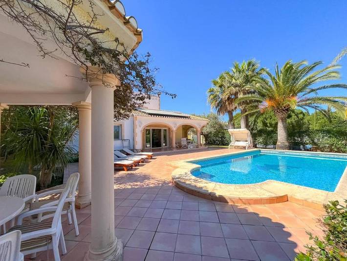 Chalet para 6 personas, con Terraza además de Jardín y Piscina en Les Rotes