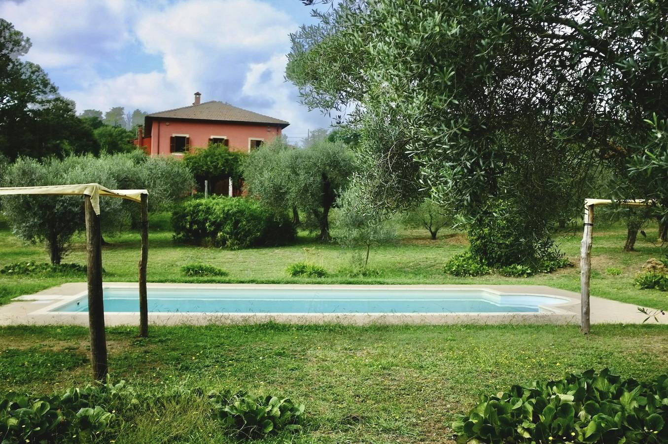 Villa inmitten von Oliven- und Haselnussbäumen in der Region Tuscia im Latium in Manziana, Braccianosee