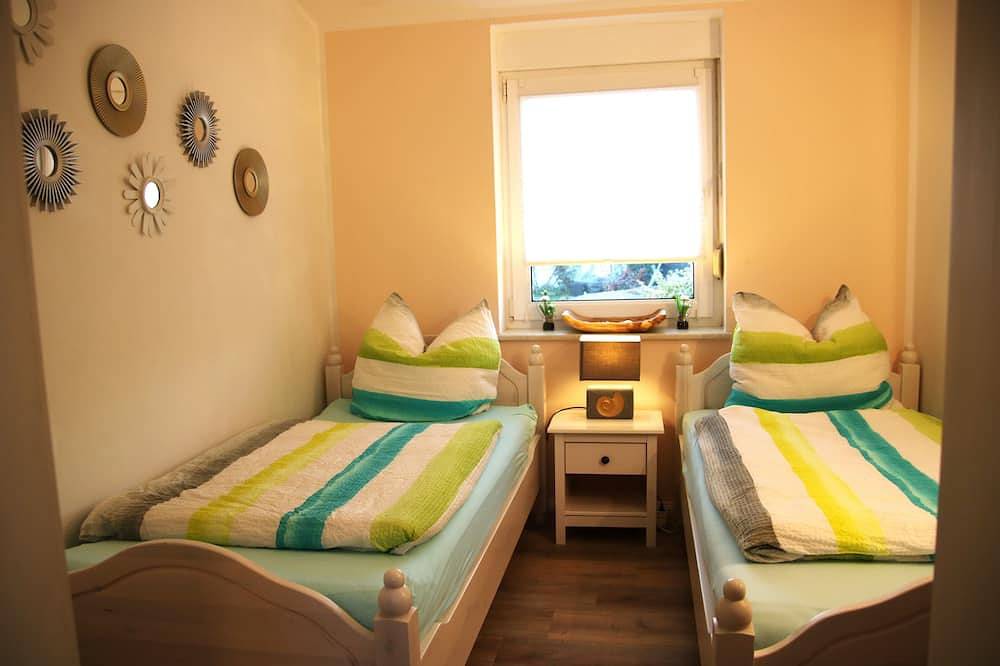 Ganze Wohnung, Ferienwohnung Garten - Frühstück in der Morgensonne - Ferienwohnungen Polchow - in Polchow, Glowe