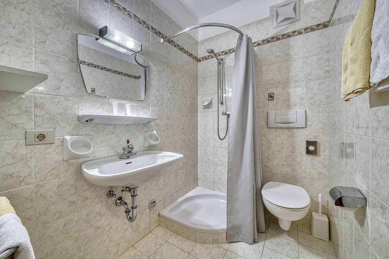 Ganze Wohnung, Ferienwohnung 'Rosalie 7' mit Bergblick, Gemeinschaftspool und Wi-Fi in Niederlana, Lana