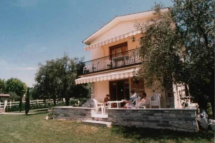 Ferienwohnung für 4 Personen, mit Terrasse und Garten sowie Pool, mit Haustier in Bardolino