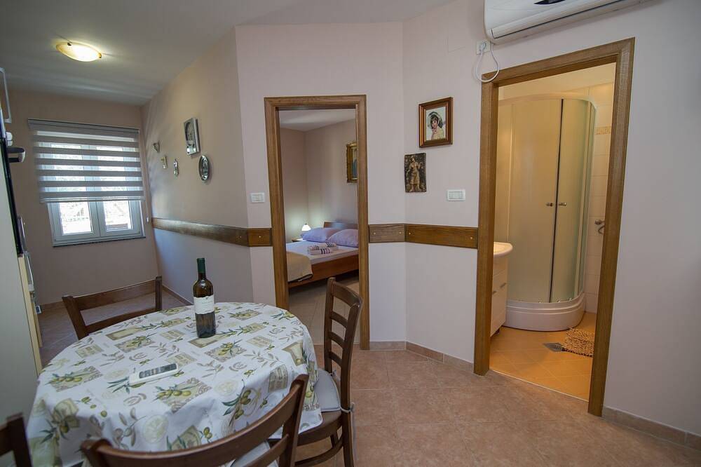 Ganze Wohnung, 2-Zimmer-Ferienwohnung mit Terrasse Punta kriza, Cres in Lošinj, Cres