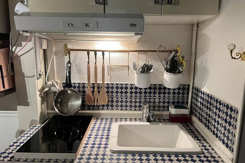 Appartamento intero, Adorable studio (mini duplex) just minutes from the Eiffel Tower in Torre Eiffel, Parigi