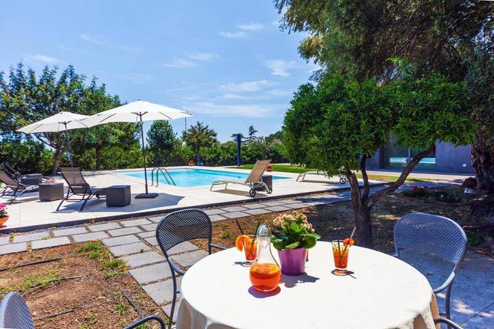 Ferienhaus für 5 Personen, mit Terrasse und Garten sowie Pool und Ausblick