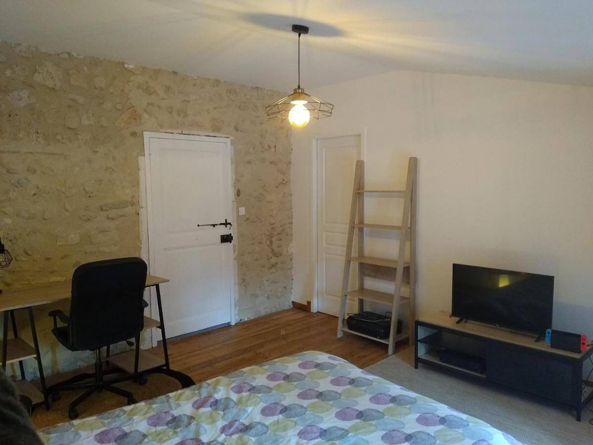 Appartement de vacances entier, Double Room with Private Bathroom in Pierrelatte, Région de nyons
