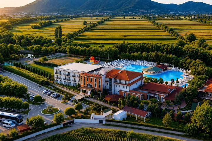 Hôtel pour 3 personnes, avec Jardin et Bassin pour enfant ainsi que Piscine et Vue dans Shkodër
