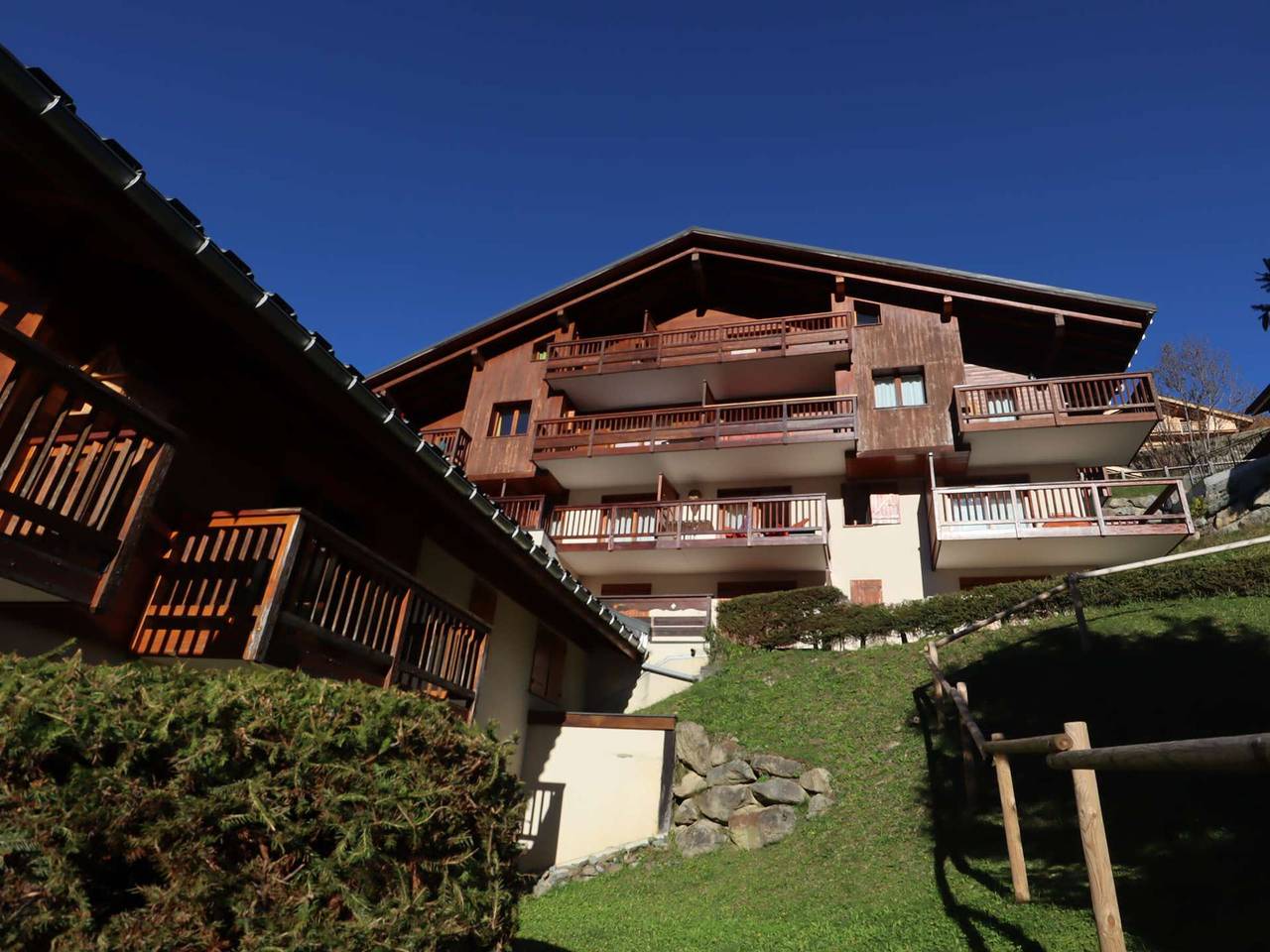 Entire apartment, Sunny Apartment in Beaufort: 2Br, 4-6 Guests, Parking, Terrace, Stunning Mountain Views in Arêches, Beaufort (Rhône-Alpes)