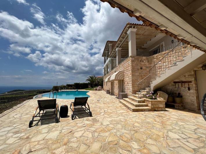 Location de vacances pour 13 personnes, avec piscine ainsi que jardin et jacuzzi dans Saronida