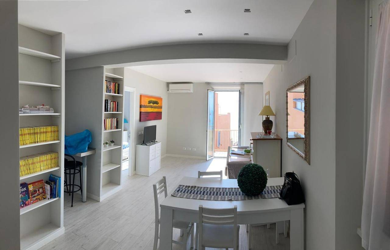 Rosso Tramonto luxury-white- Ladispoli, Lungomare Regina Elena 58 in Ladispoli, Provincia di Roma