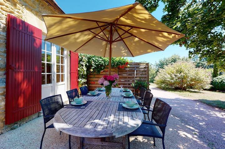 Location de vacances pour 6 personnes, avec terrasse et jardin à Sainte-Foy-de-Longas