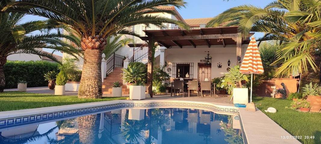 Casa de vacaciones para 7 personas, con vistas además de jardín y piscina - 1